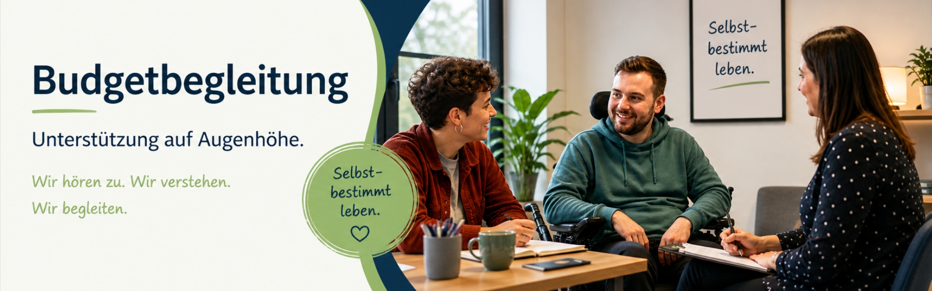 Drei Personen, darunter ein Mann im Rollstuhl, sitzen in einem Gespräch zusammen und besprechen Unterstützung im Rahmen der Budgetbegleitung.