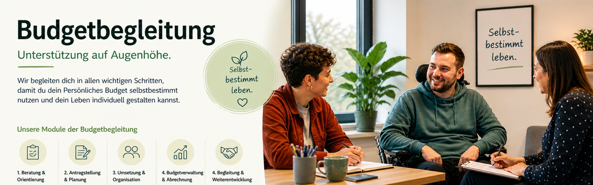 Drei Personen, darunter ein Mann im Rollstuhl, sitzen in einer Beratungssituation zusammen und besprechen Unterstützung zur selbstbestimmten Lebensgestaltung.