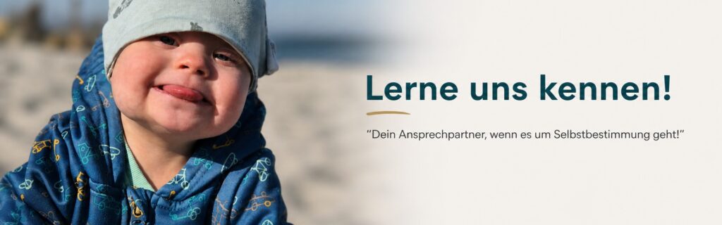 Kind am Strand auf der linken Seite, daneben der Schriftzug „Lerne uns kennen!“ in einem modernen, ruhigen Design.